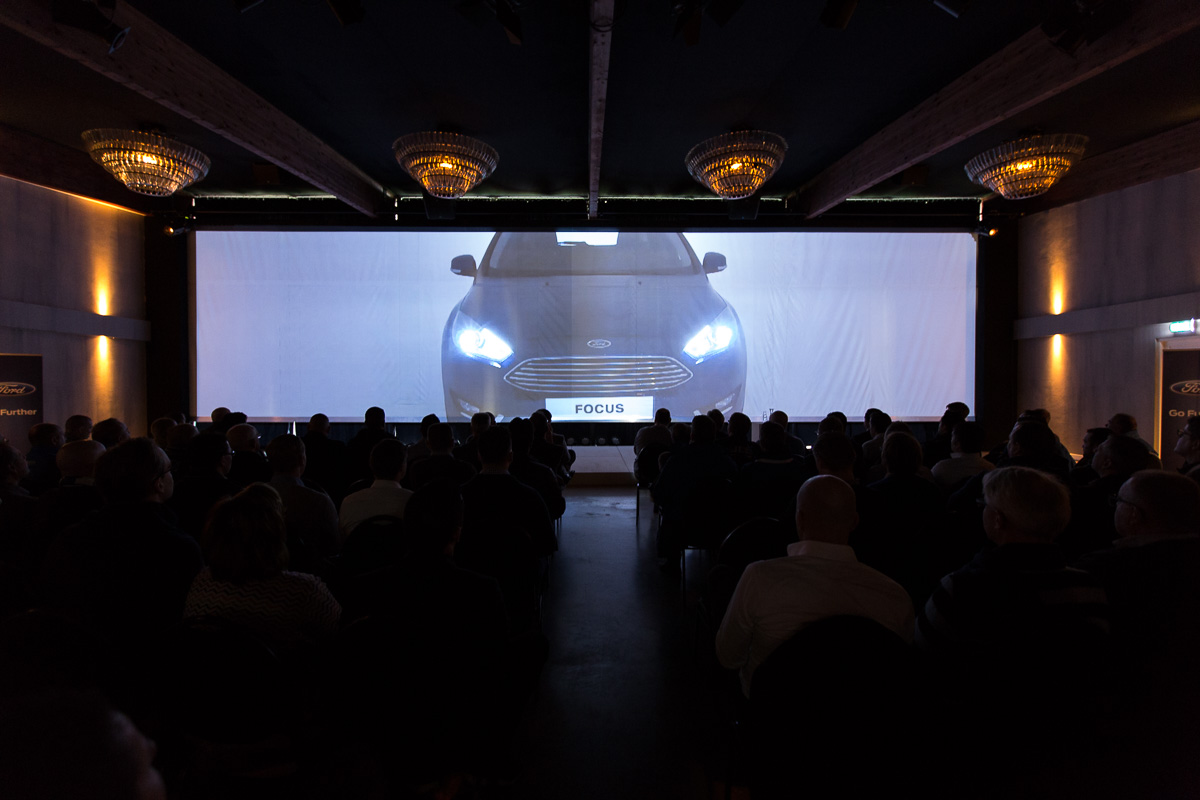 evenementenlocatie auto presentatie projectiescherm