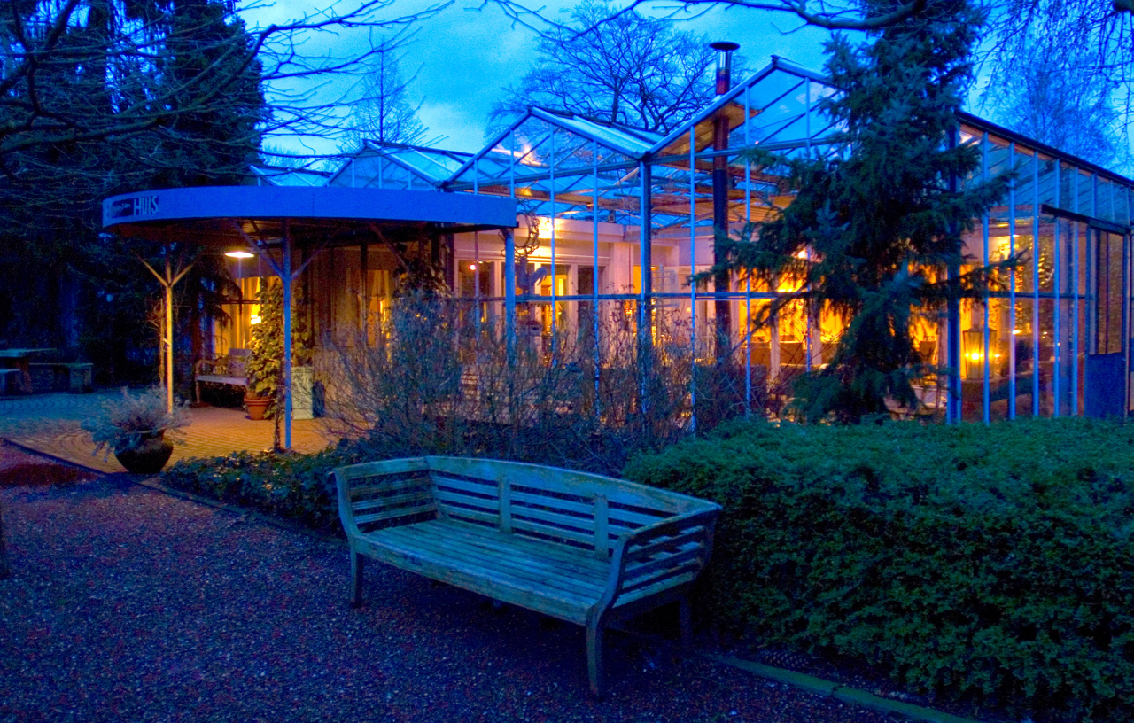 vergaderlocatie Apeldoorn Het Glazen Huis avond tuin